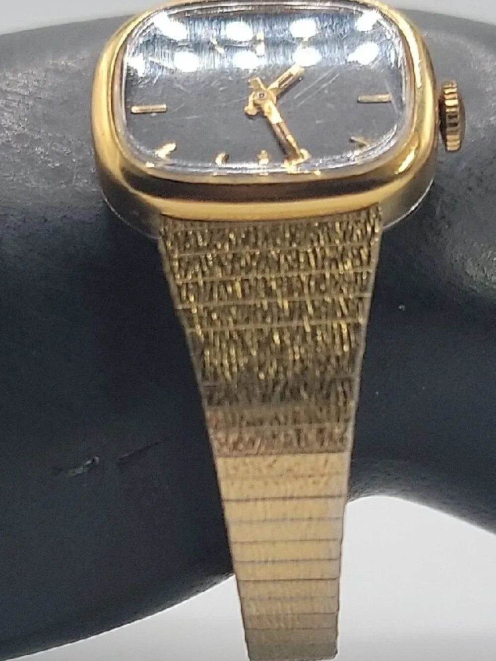 Vtg Timex Mechanical Ladies Watch Black Dial Gold Tone Textured Mesh Band 7.5